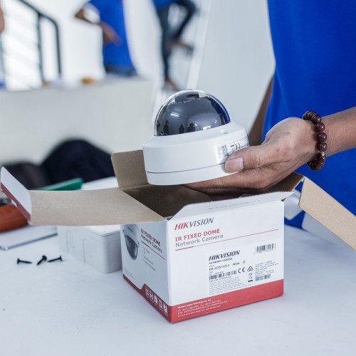 Kỹ thuật viên mở hộp camera dome Hikvision trước khi lắp đặt