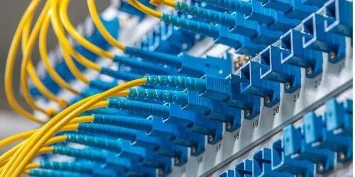 Kỹ thuật viên đang thi công tủ mạng và đi dây cáp LAN cho văn phòng